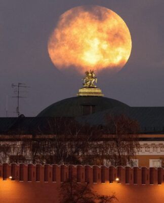 Superlua vista sobre o Kremlin, em Moscou