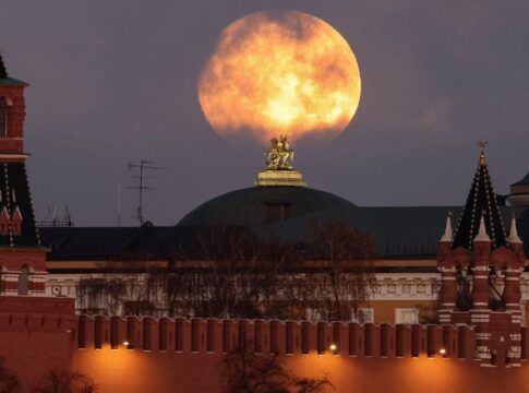 Superlua vista sobre o Kremlin, em Moscou