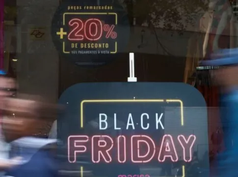 Fachada de lojas na Avenida Paulista com ofertas da Black Friday