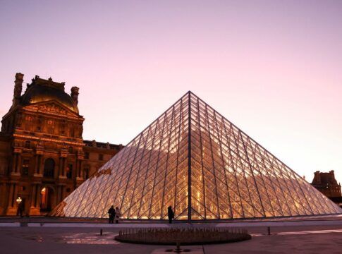 Imagem externa da pirâmide de vidro do Museu do Louvre