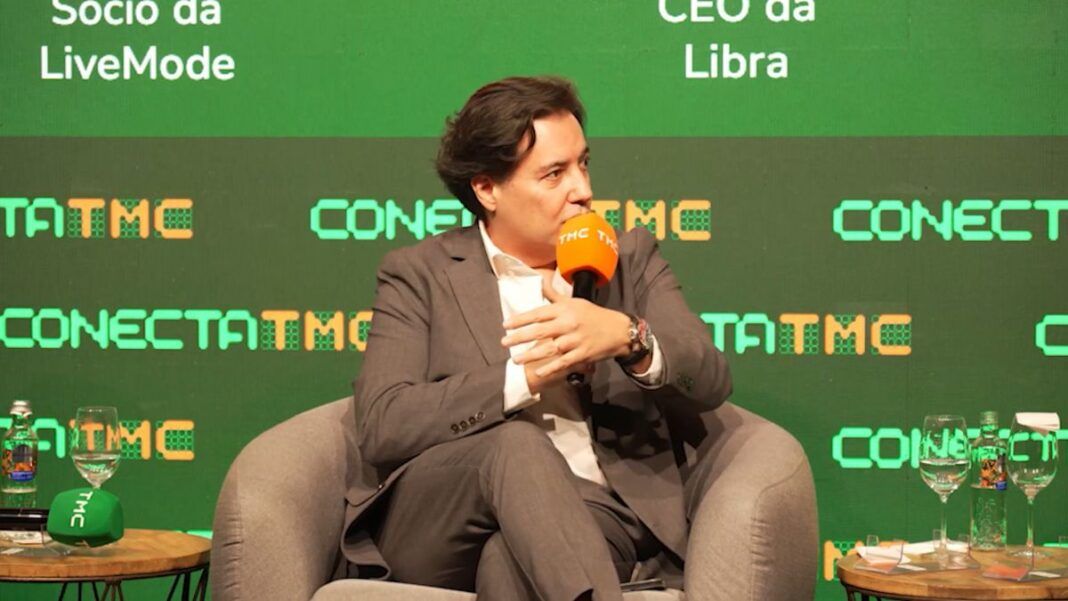 Silvio Matos, de paletó, falando durante o ConectaTMC