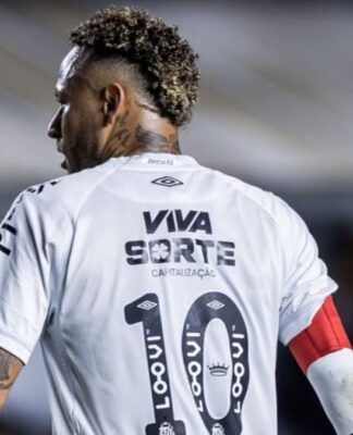 Neymar está de costas, com a camisa 10 do Santos, no gramado