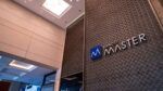 Fachada de um prédio com logo do Banco Master
