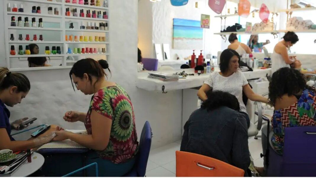 Funcionárias de um salão de beleza trabalhando