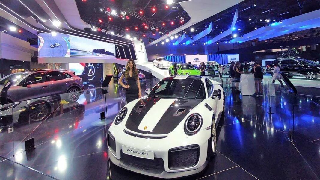 Carro tecnologico branco em feira do automóvel