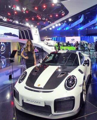 Carro tecnologico branco em feira do automóvel