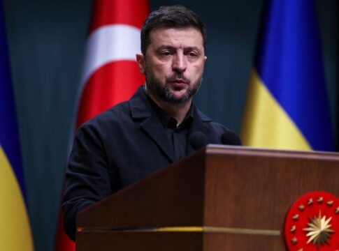 O presidente da Ucrânia, Volodymyr Zelensky, faz discurso ao microfone em encontro internacional