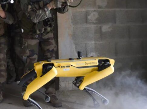 Foto do cão robô Spot, de cor amarela, durante atuação em missão militar