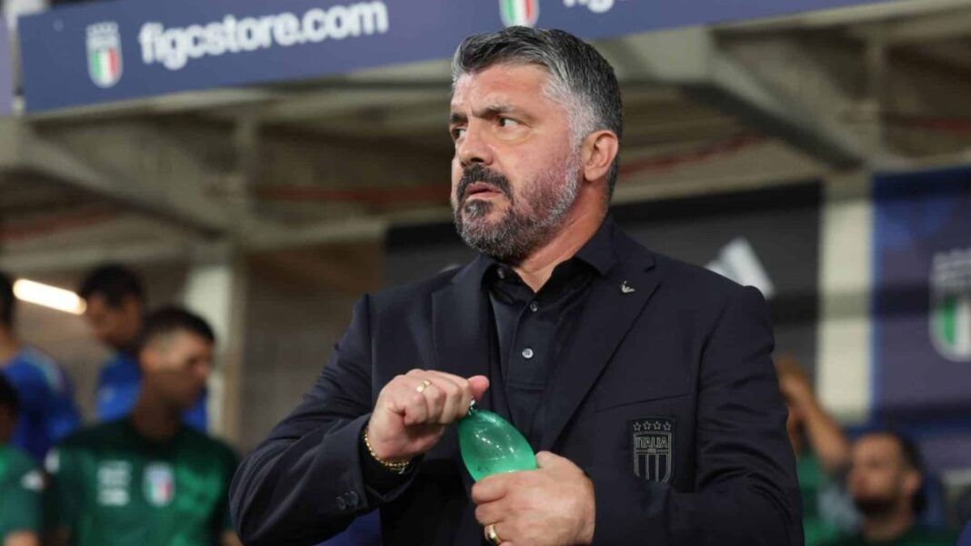 Gattuso, treinador da seleção italiana, abrindo uma garrafa de água no banco de reservas