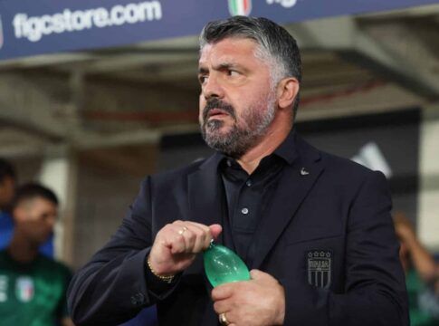 Gattuso, treinador da seleção italiana, abrindo uma garrafa de água no banco de reservas