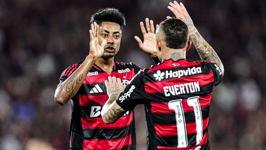 Bruno Henrique celebra gol do Flamengo cumprimentando Everton em jogo no Maracanã