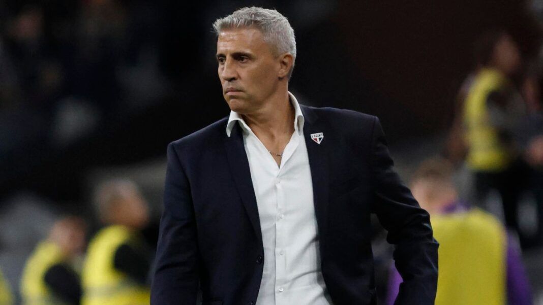 Técnico Crespo na beira do campo