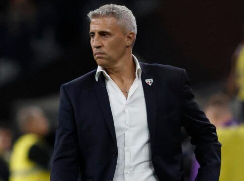 Técnico Crespo na beira do campo