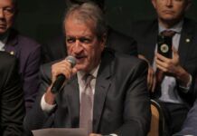 Valdemar da Costa Neto fala ao microfone em evento do seu partido