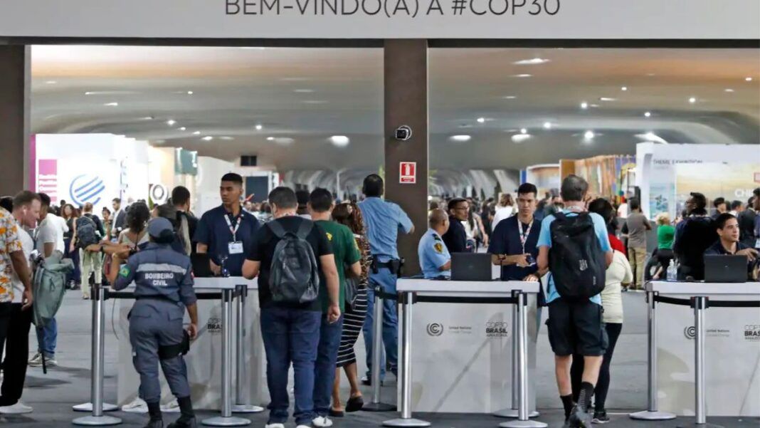 Multidão atravessando os portões de entrada da COP30