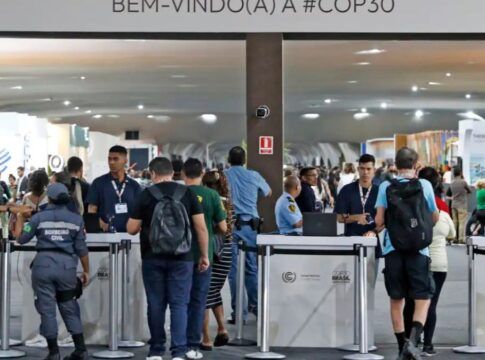 Multidão atravessando os portões de entrada da COP30