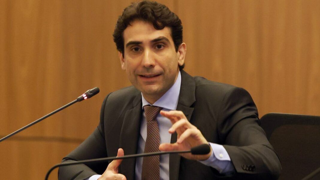 Presidente do Banco Central, Gabriel Galípolo fala ao microfone durante evento