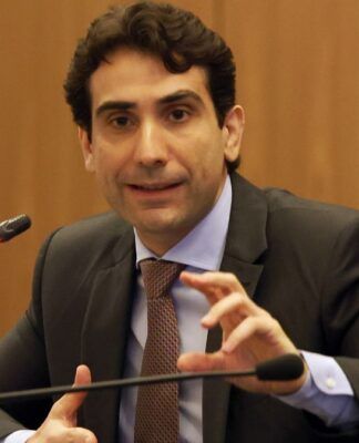 Presidente do Banco Central, Gabriel Galípolo fala ao microfone durante evento