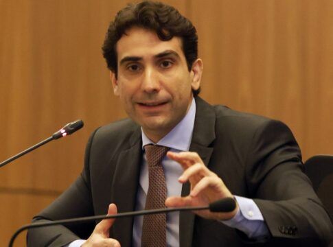 Presidente do Banco Central, Gabriel Galípolo fala ao microfone durante evento