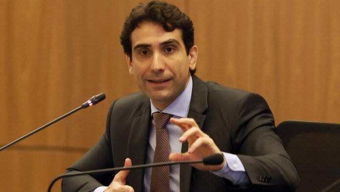 Presidente do Banco Central, Gabriel Galípolo fala ao microfone durante evento