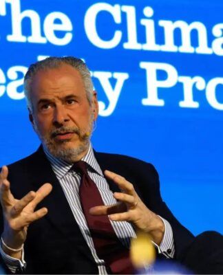 André Corrêa do Lago, de terno, sentado enquanto discursa num encontro da COP30