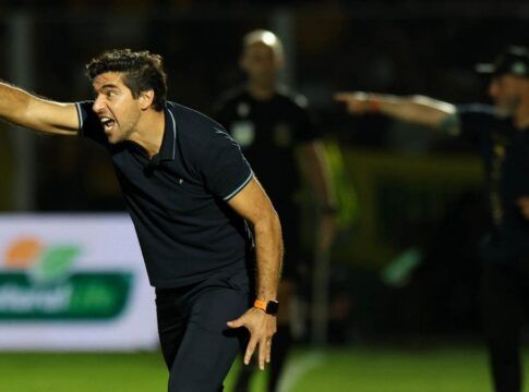 O técnico Abel Ferreira grita e aponta o dedo na direção do gramado