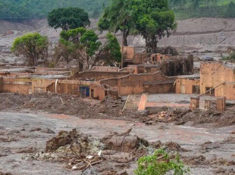 Casas cobertas por lama na cidade de Mariana, em Minas Gerais