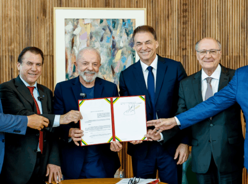 Lula assina decreto que moderniza regras para vales refeição e alimentação; veja o que muda