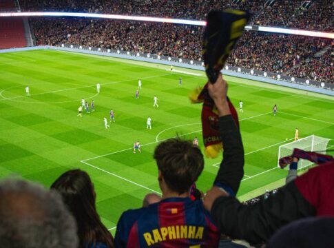 Após 900 dias, Camp Nou reabre parcialmente, recebe 45 mil torcedores e vê Barça assumir a liderança