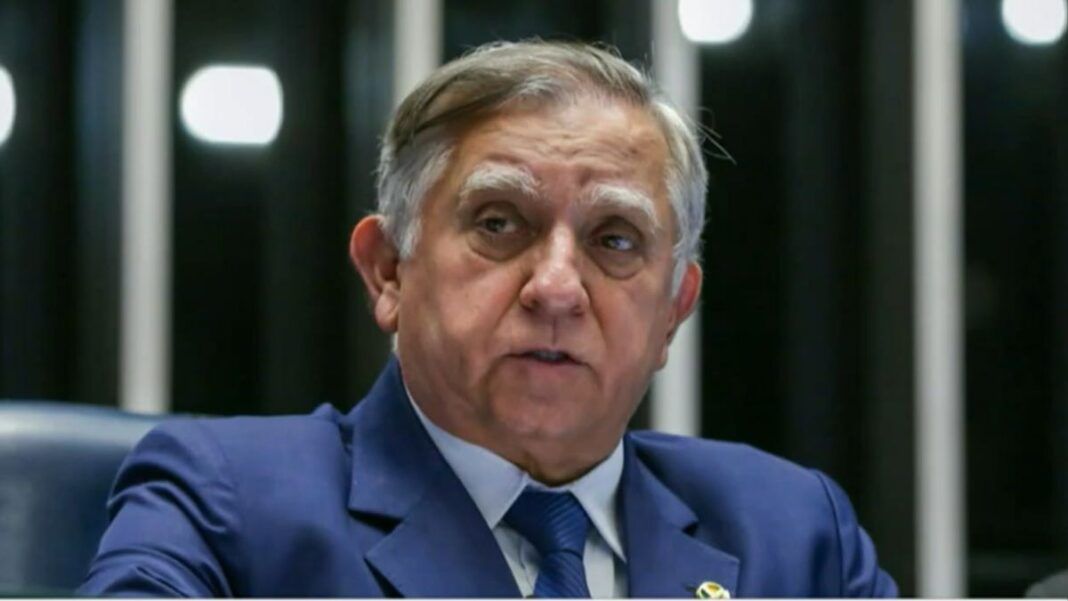 Senador Izalci Lucas durante sessão plenária