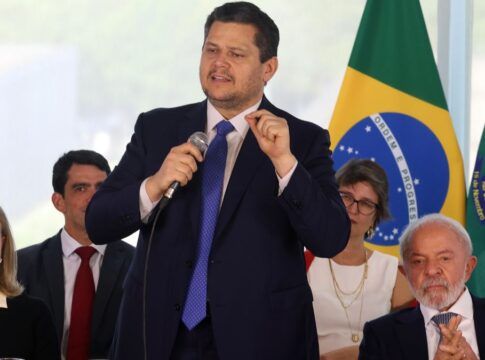 Alcolumbre faz discurso em evento do governo ao lado do presidente Lula