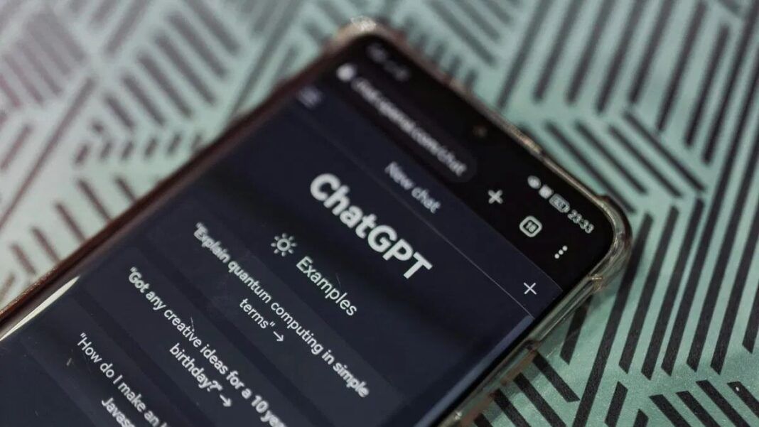 Tela de celular com chatgpt em destaque