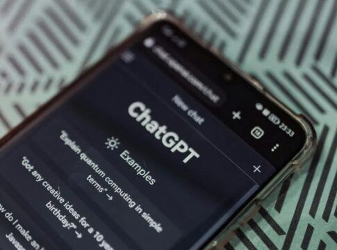Tela de celular com chatgpt em destaque