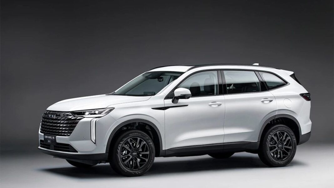 Carro branco, modelo Haval H6, em exposição