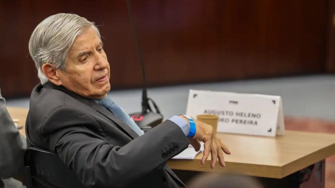 Foto do General Augusto Heleno, de terno, durante atuação no GSI