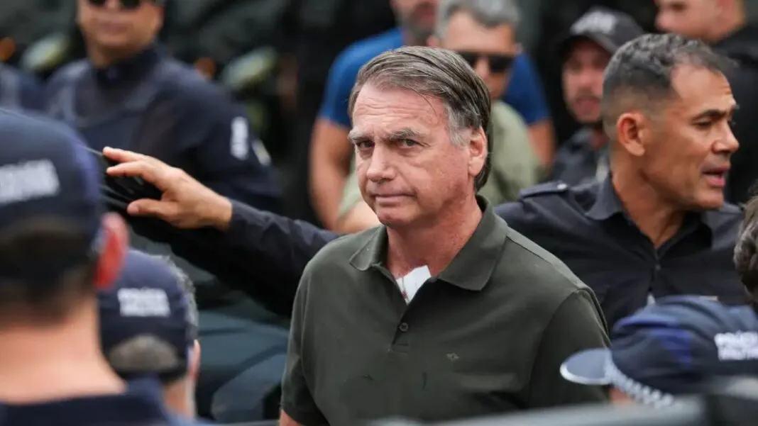 Ex-presidente Jair Bolsonaro trajando uniforme de prisioneiro (macacão verde-escuro)