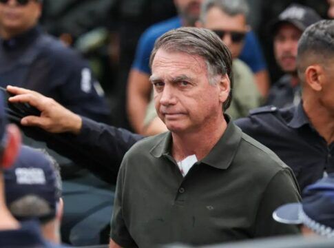 Ex-presidente Jair Bolsonaro trajando uniforme de prisioneiro (macacão verde-escuro)