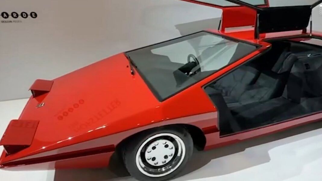 Foto de um carro esportivo vermelho de 1980, com bancos pretos e rodas de cor prateada