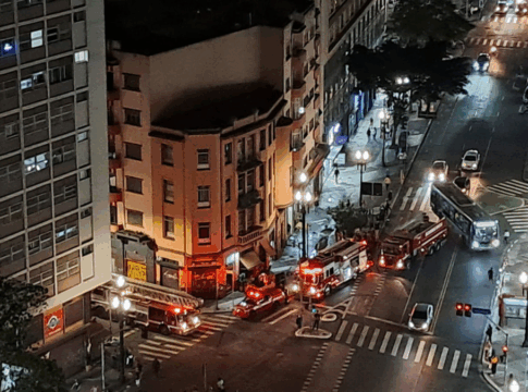Incêndio atinge apartamento na República, no centro de São Paulo