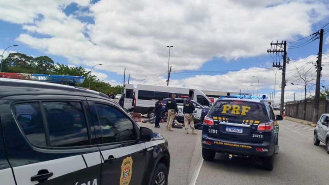 Duas viaturas e policiais da PRF durante a operação