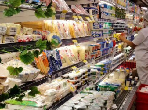 Prateleiras de supermercado na área de frios