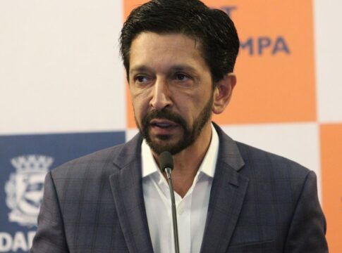 Prefeito Ricardo Nunes fala ao microfone