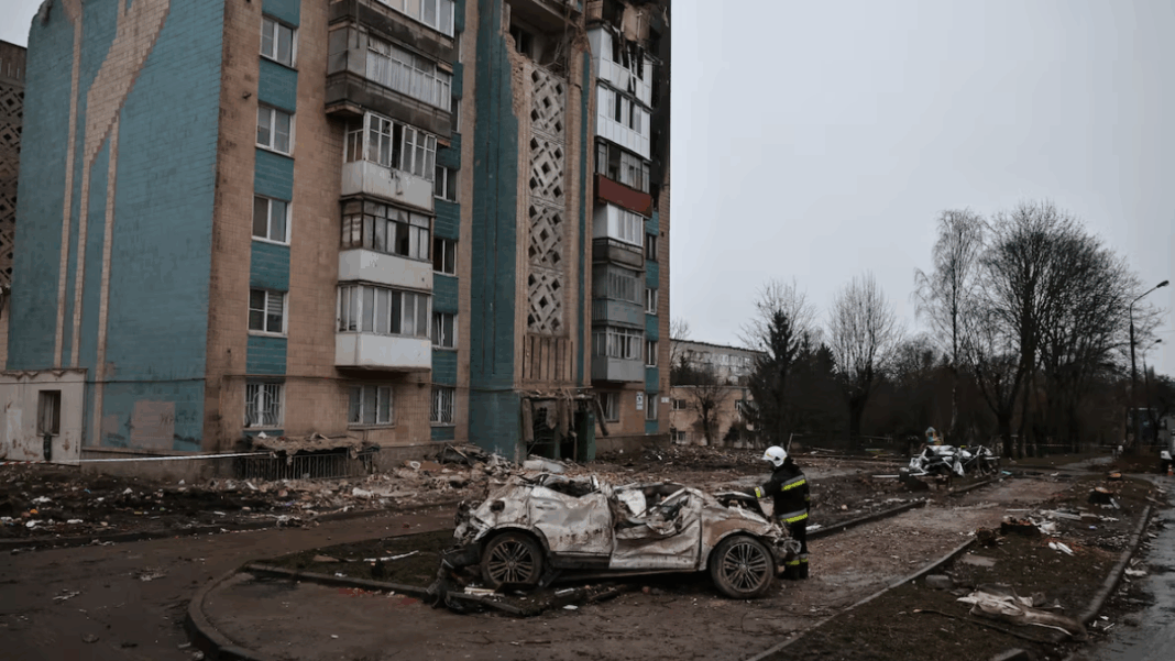 Um bombeiro observa um carro destruído durante um ataque mortal de mísseis russos a um prédio de apartamentos, em meio ao ataque da Rússia à Ucrânia, em Ternopil, Ucrânia, 21 de novembro de 2025.