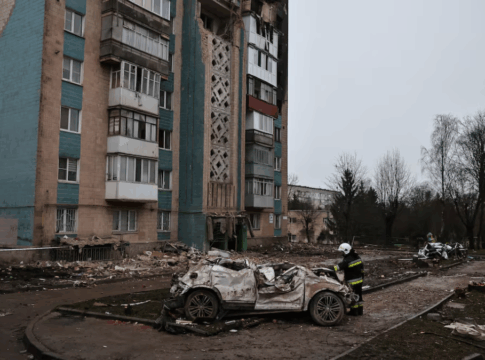 Um bombeiro observa um carro destruído durante um ataque mortal de mísseis russos a um prédio de apartamentos, em meio ao ataque da Rússia à Ucrânia, em Ternopil, Ucrânia, 21 de novembro de 2025.