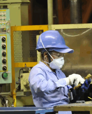 Indústria brasileira recua 0,4% em setembro e sente efeitos dos juros e do tarifaço dos EUA