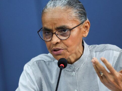 Marina Silva, ministra do meio ambiente, fala ao microfone e gesticula