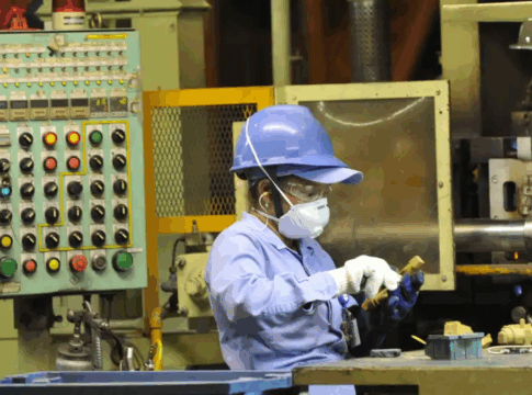 Indústria brasileira recua 0,4% em setembro e sente efeitos dos juros e do tarifaço dos EUA