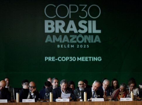 Políticos sentados em evento de abertura na COP30. Ao fundo, uma parede verde com os dizeres COP 30-BRASIL-AMAZÔNIA-PRE-COP30 MEETING