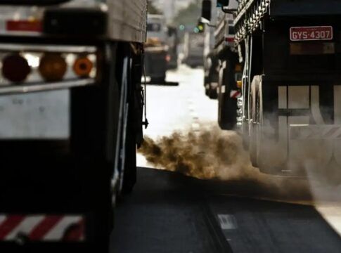 Caminhão solta fumaça em meio ao trânsito