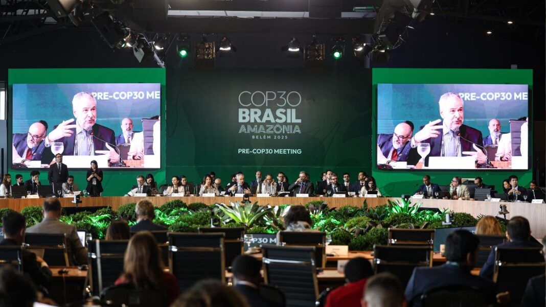 Audiência da COP30 com dois paineis em cada lado
